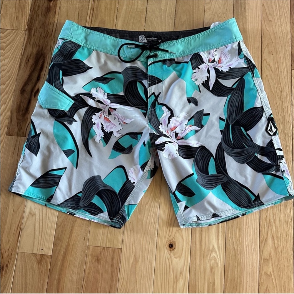 Men’s size 38 Volcom hybrid swim shorts